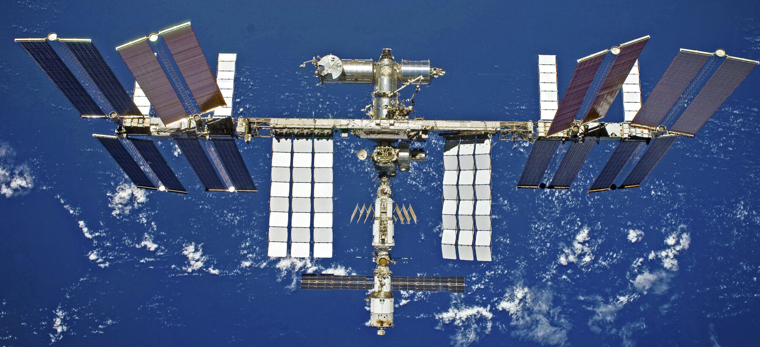 Billede af rumstationen taget fra en rumfærge i 2009