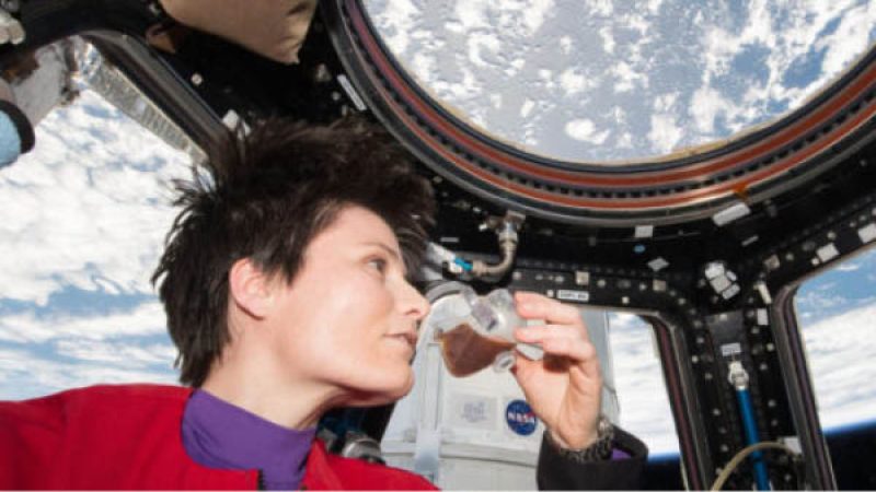 ESA astronaut Samantha Cristoforetti drikker en kop espresso