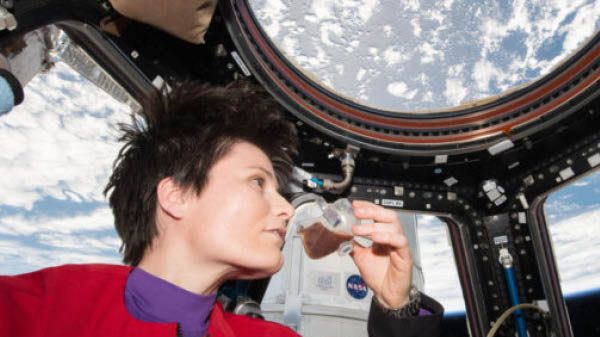 ESA astronaut Samantha Cristoforetti drikker en kop espresso