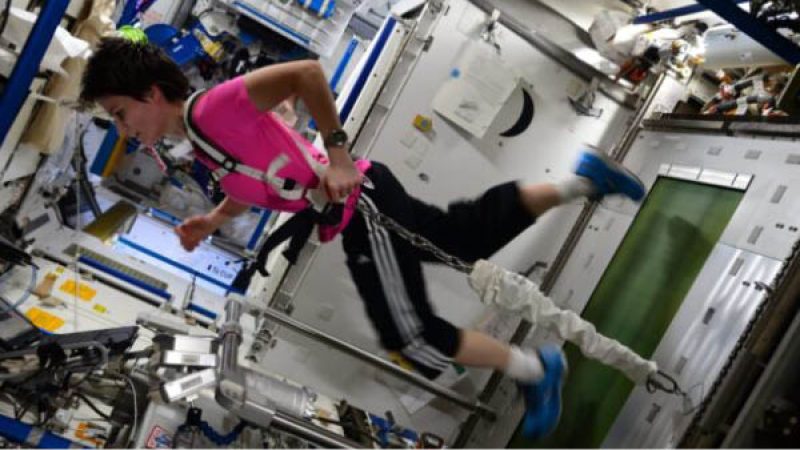 ESA astronaut Samantha Cristoforetti træner på rumstationen